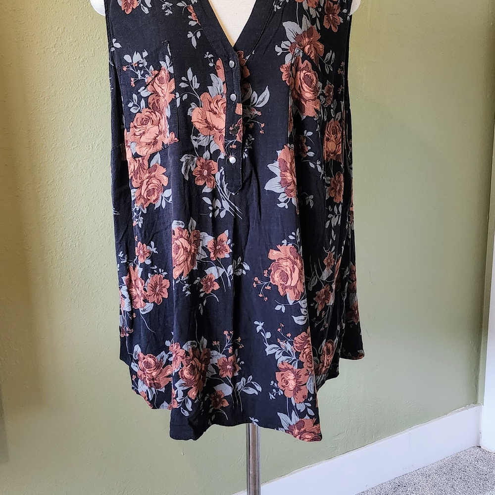 Torrid Black Sleeveless Buttoned Blouse with Pink Floral Size 5 (28)